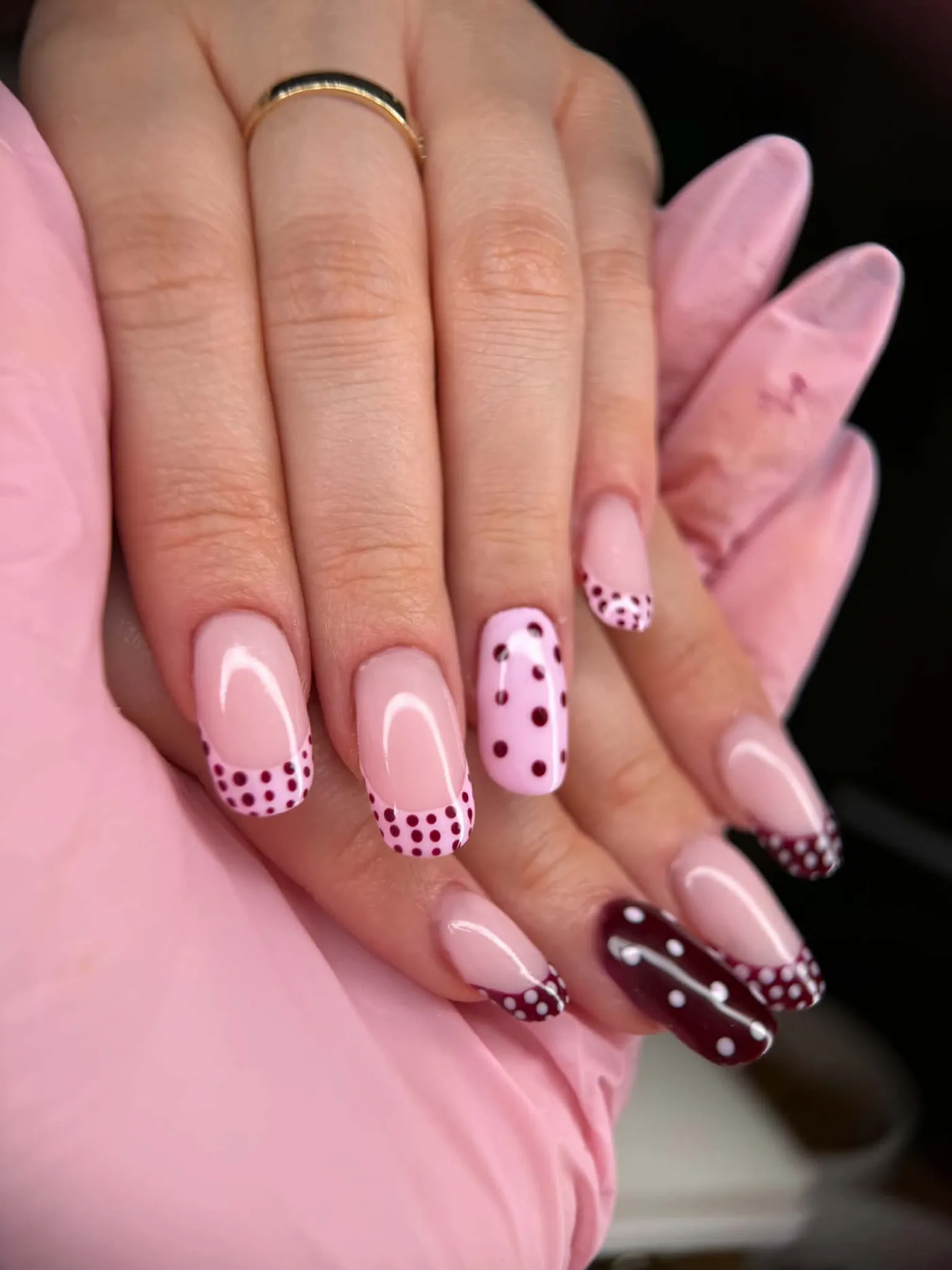 Nude paznokcie w bordowe kropki z bordowym paznokciem akcentowym w białe grochy — OZAYA Nails Kraków