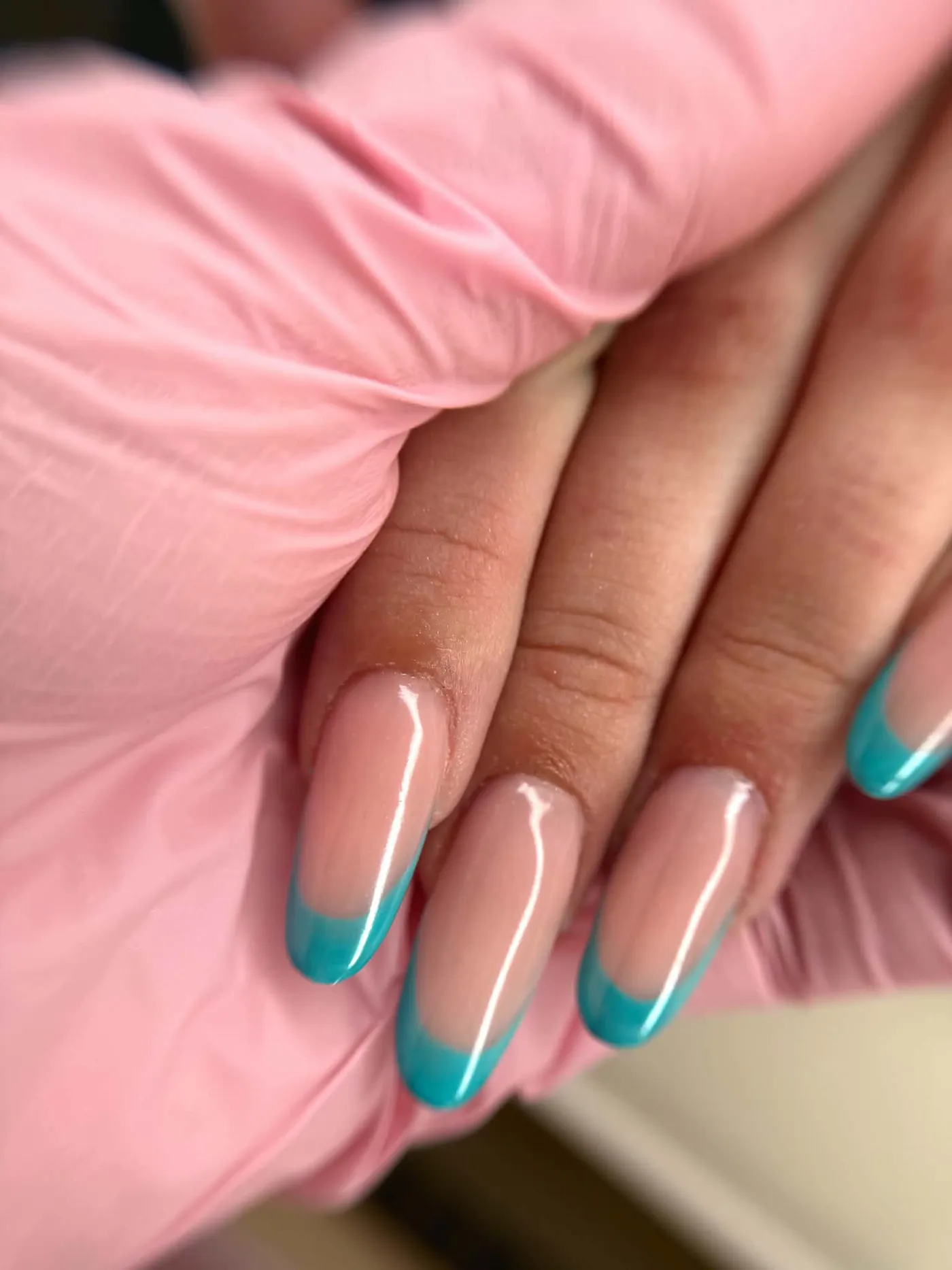 Turkusowy french na migdałowych paznokciach — OZAYA Nails Kraków