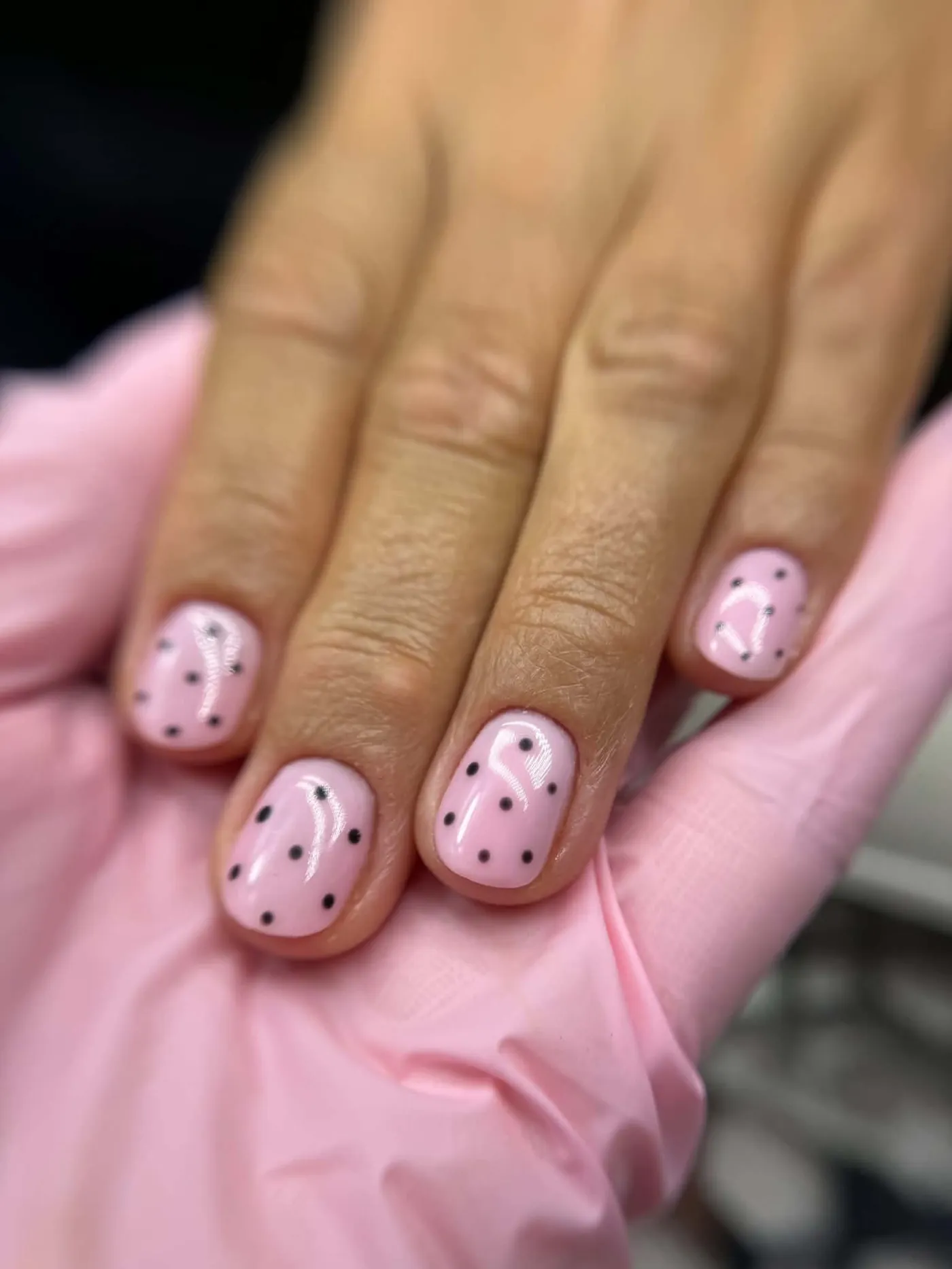 Różowe paznokcie hybrydowe w czarne grochy — OZAYA Nails Kraków