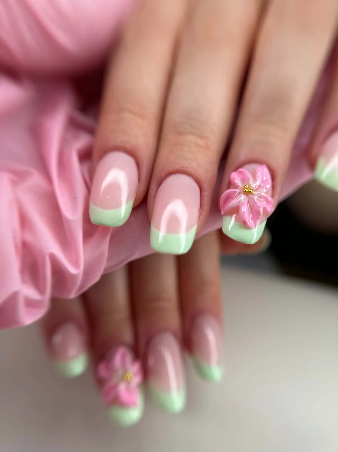 Miętowy french z różowymi kwiatami 3D na obu dłoniach — OZAYA Nails Kraków