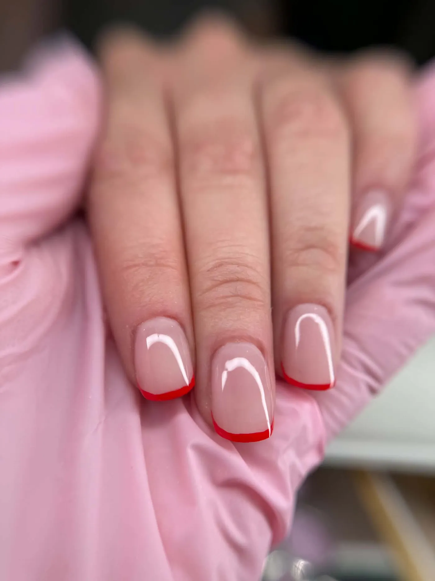 Klasyczny czerwony french hybrydowy w zbliżeniu — OZAYA Nails Kraków