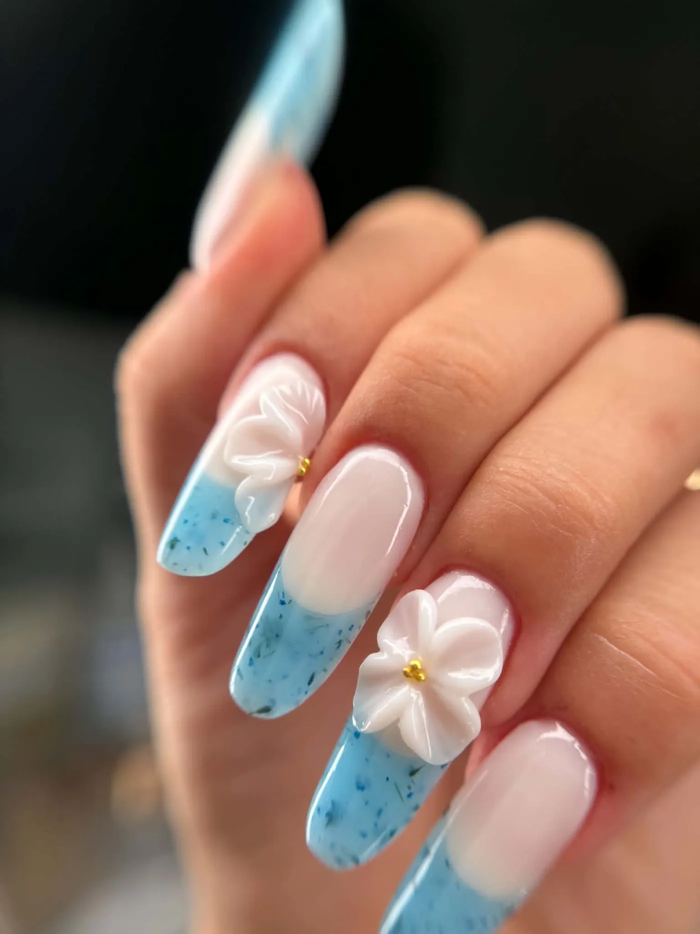 Niebieski french z suszonymi kwiatami i białymi kwiatami 3D — OZAYA Nails Kraków