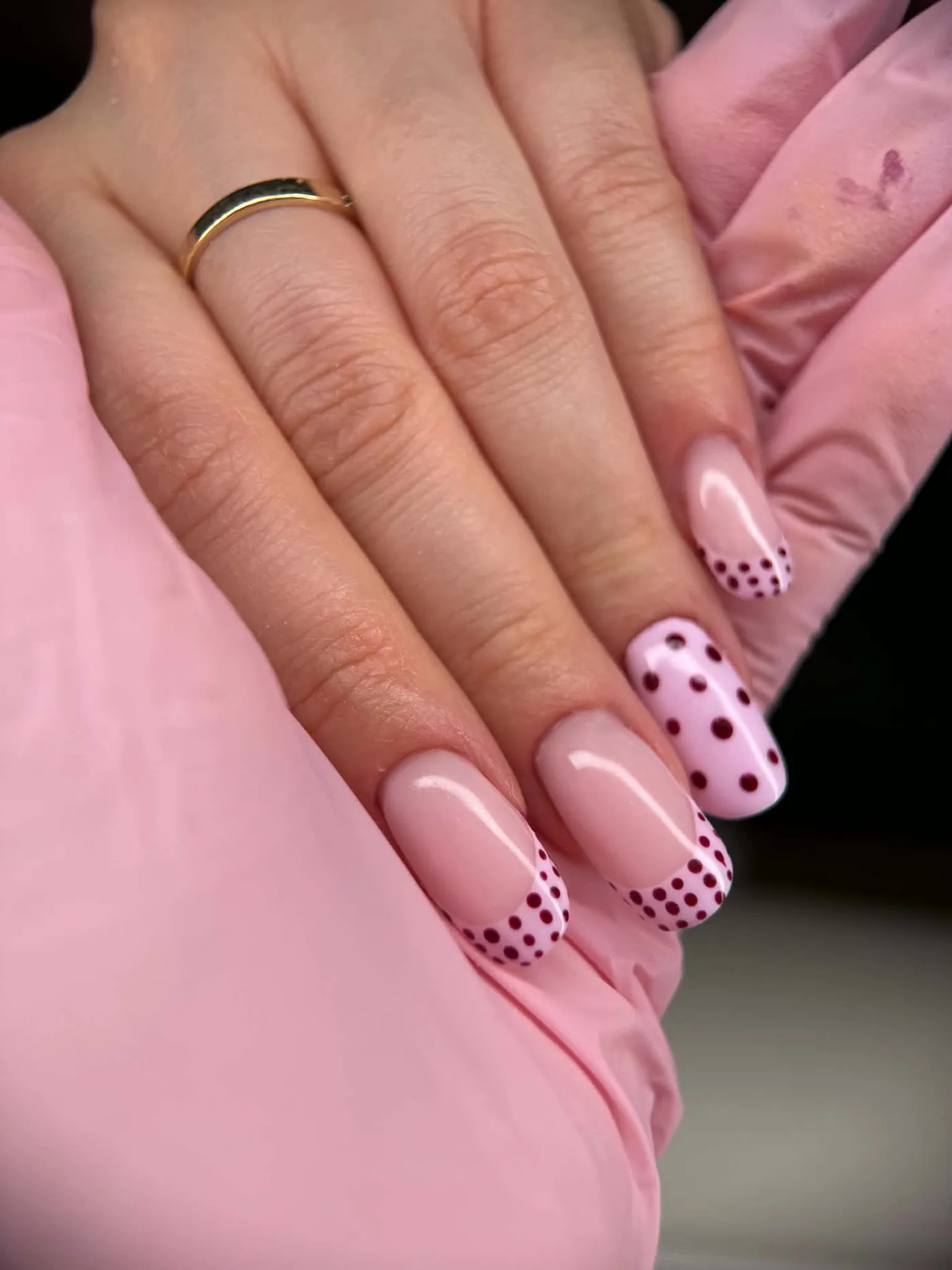Nude paznokcie w bordowe kropki — OZAYA Nails Kraków