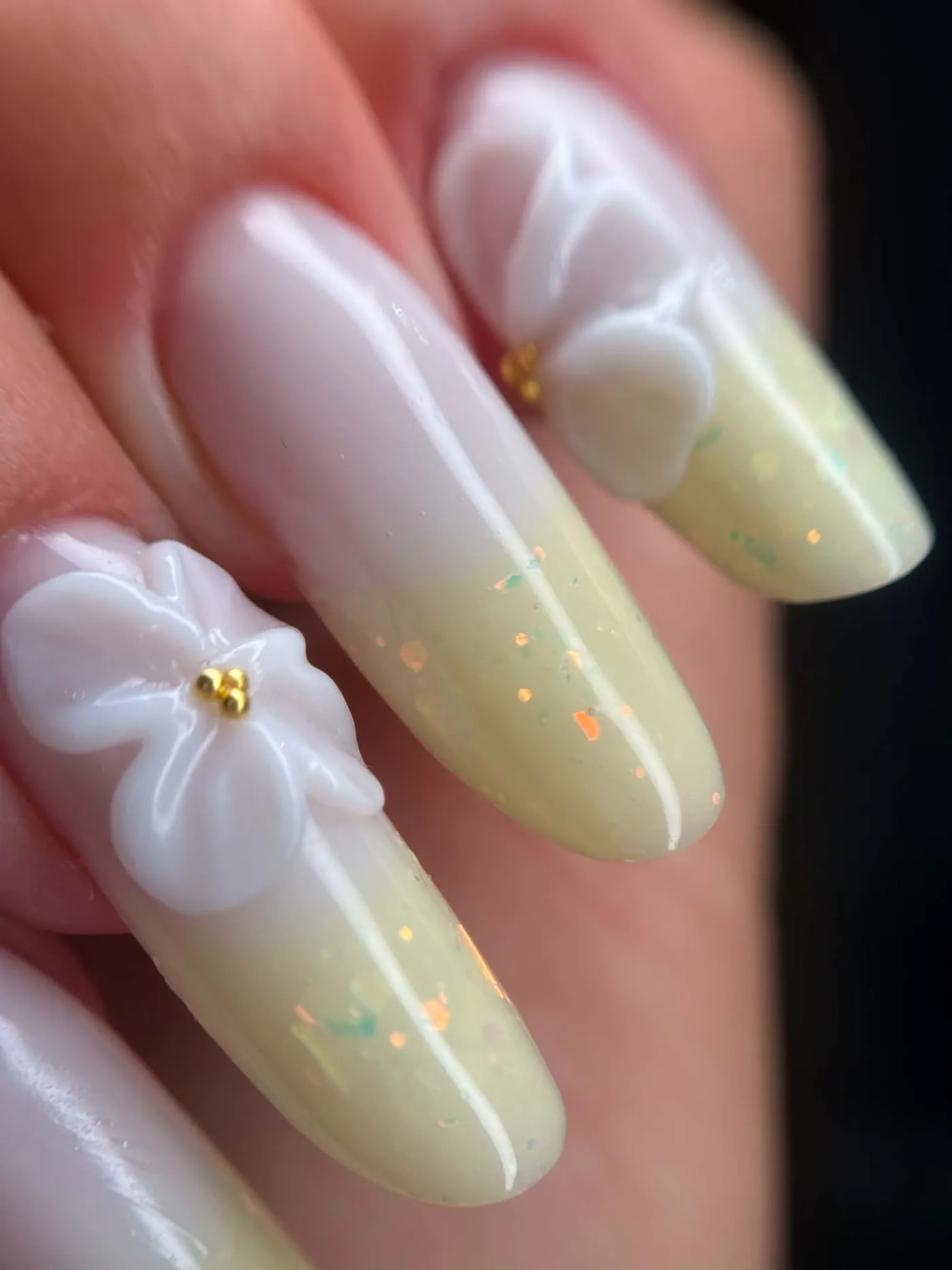 Pastelowo-żółte ombre z opalizującymi płatkami i białym kwiatem 3D — OZAYA Nails Kraków