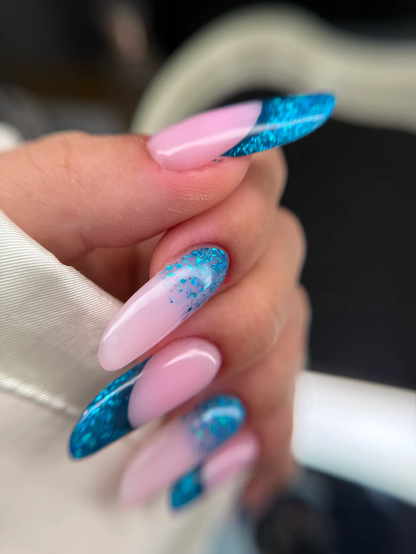 French konstrukcyjny z turkusowym brokatem — OZAYA Nails Kraków