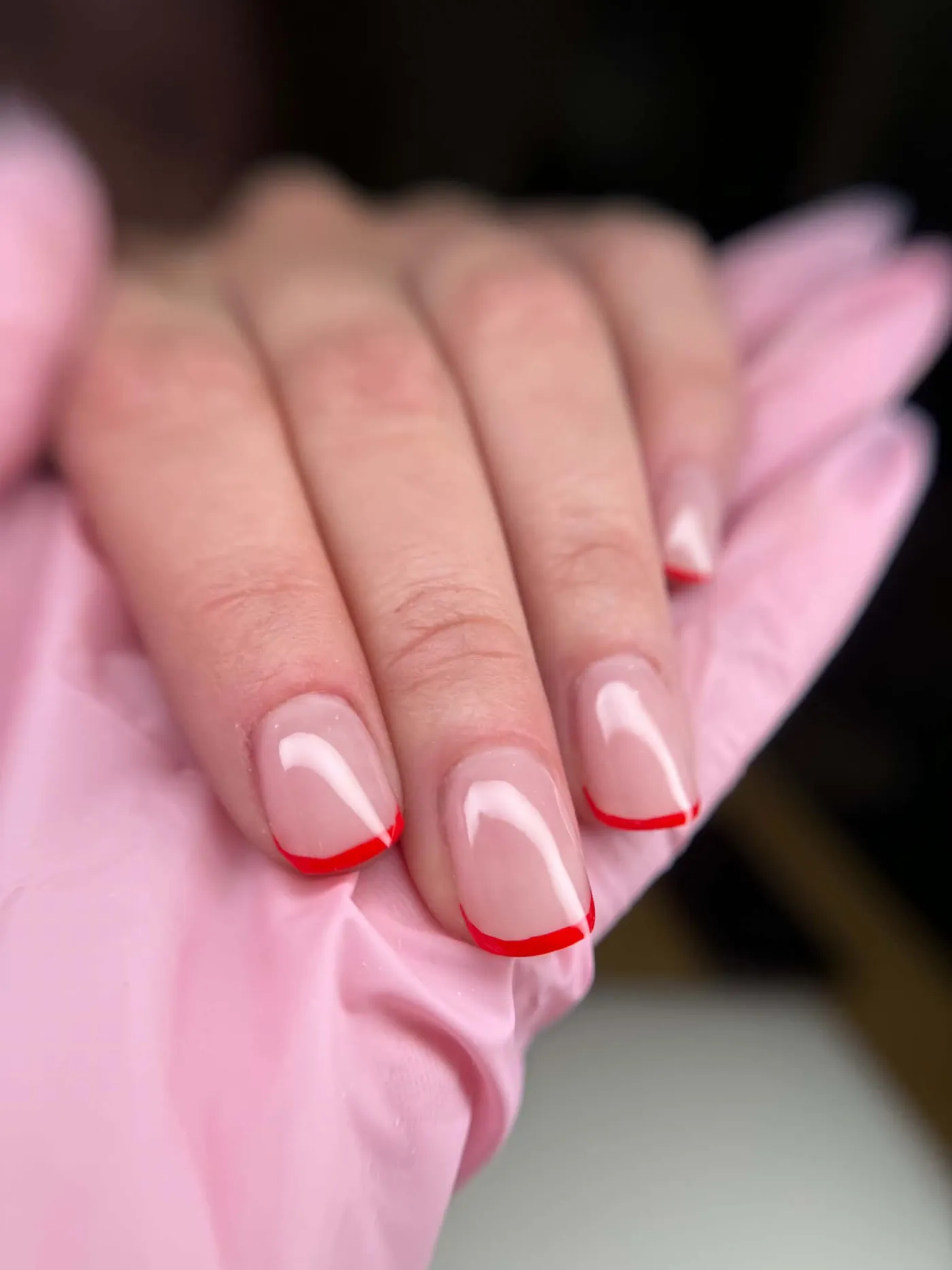 Czerwony french na krótkich kwadratowych paznokciach — OZAYA Nails Kraków