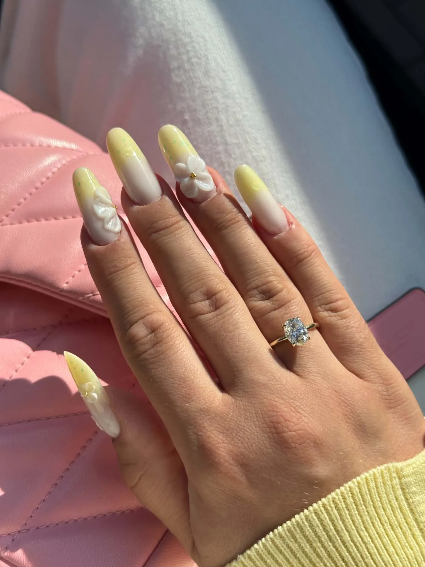 Żółte ombre na migdałowych paznokciach z białymi kwiatami 3D — OZAYA Nails Kraków