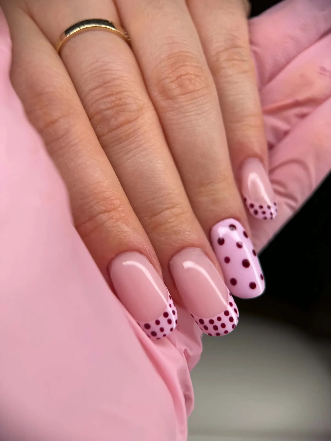 Nude paznokcie w bordowe kropki w zbliżeniu — OZAYA Nails Kraków