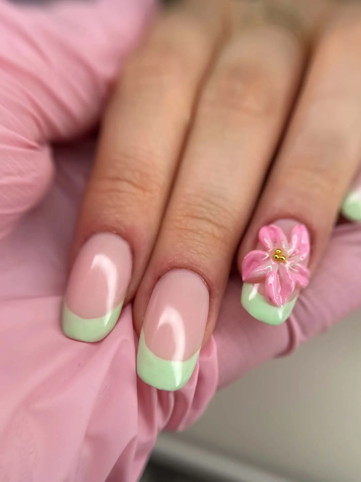 Miętowy french z różowym kwiatem 3D — OZAYA Nails Kraków