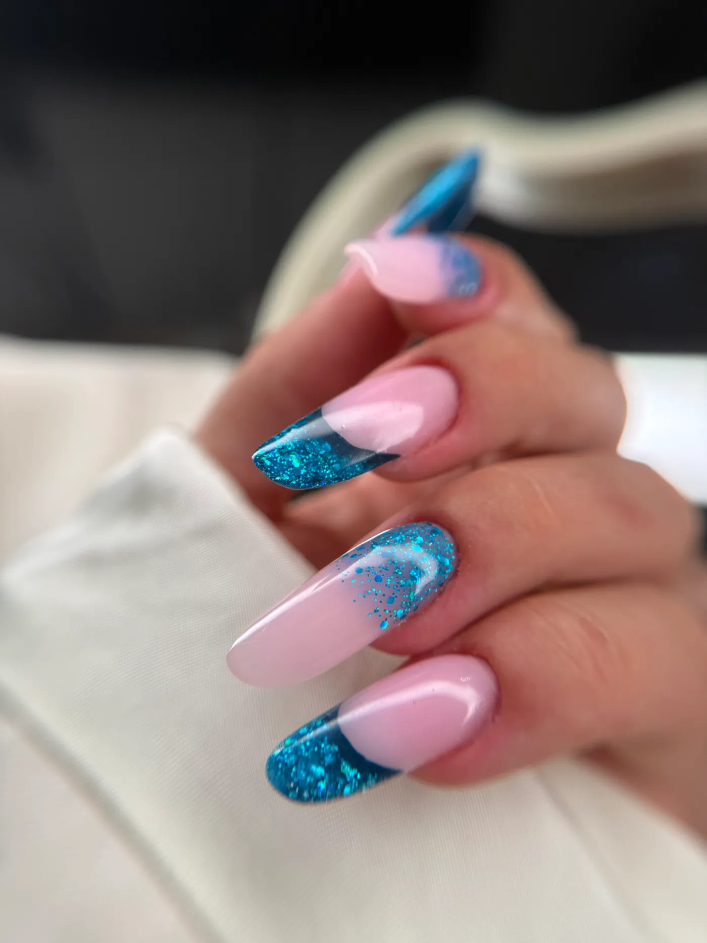 Niebieski brokatowy french konstrukcyjny na przedłużanych paznokciach — OZAYA Nails Kraków