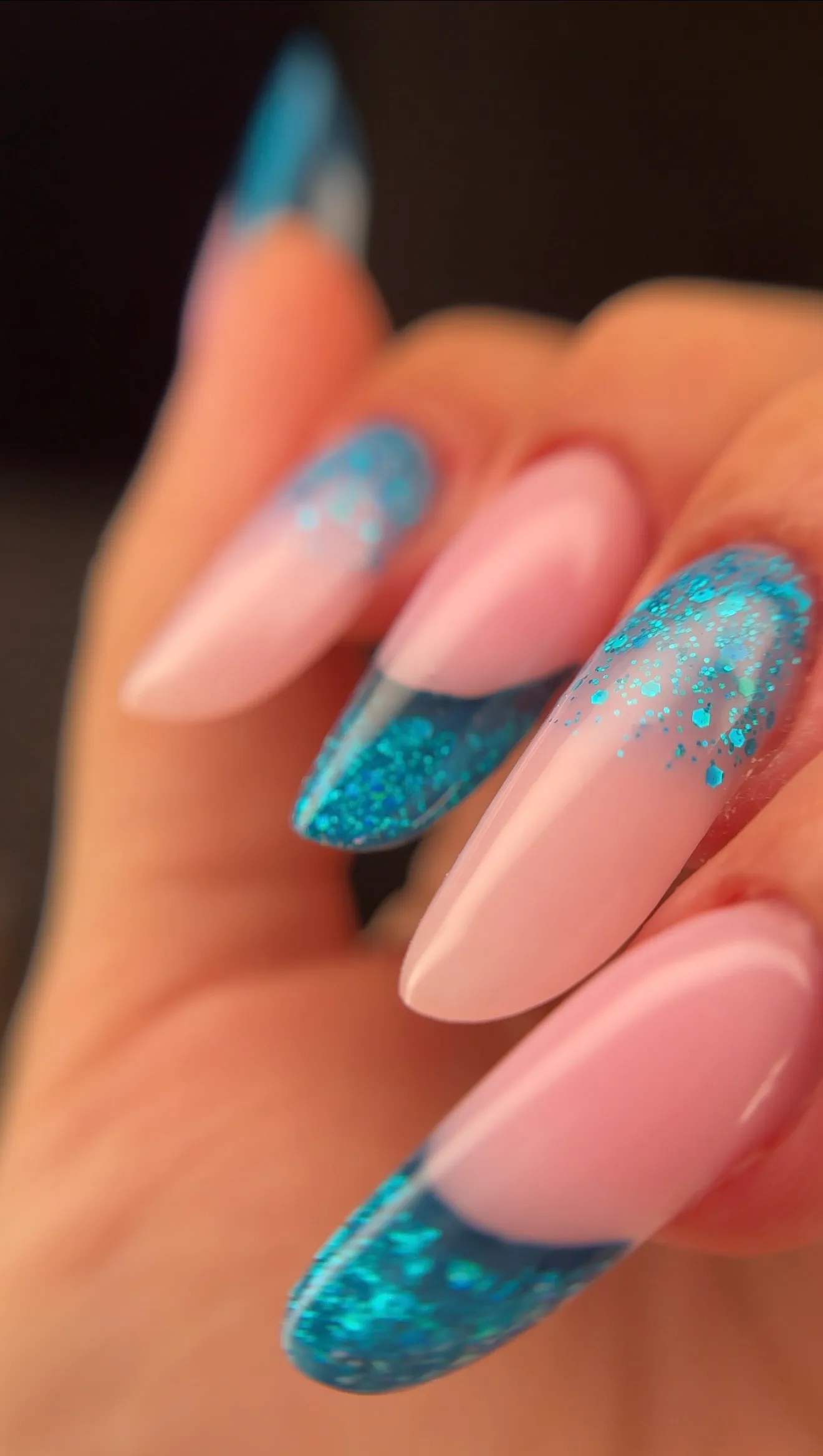 French konstrukcyjny z turkusowym brokatem ombre — OZAYA Nails Kraków