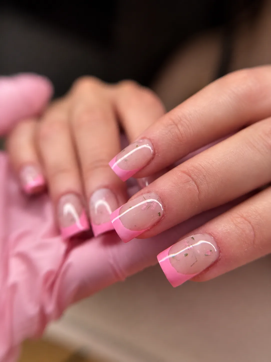 Manicure french w odcieniach różu z kwiatowym zdobieniem — OZAYA Nails Kraków