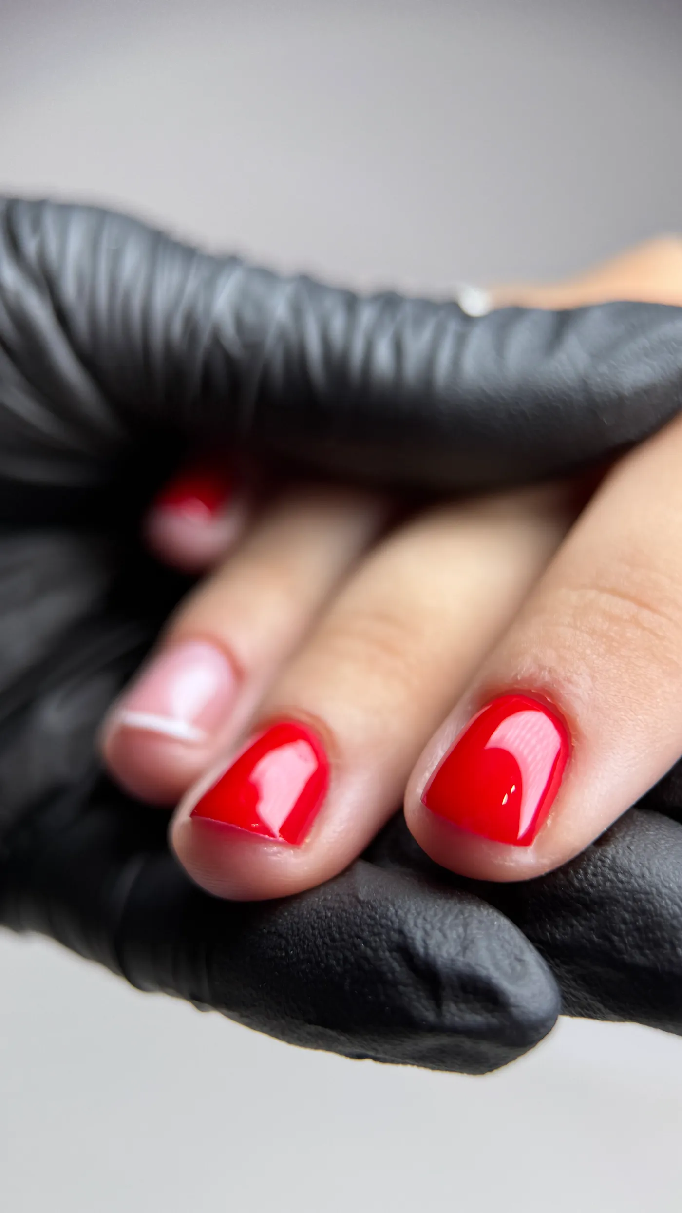Klasyczny czerwony manicure hybrydowy na krótkich paznokciach — OZAYA Nails Kraków