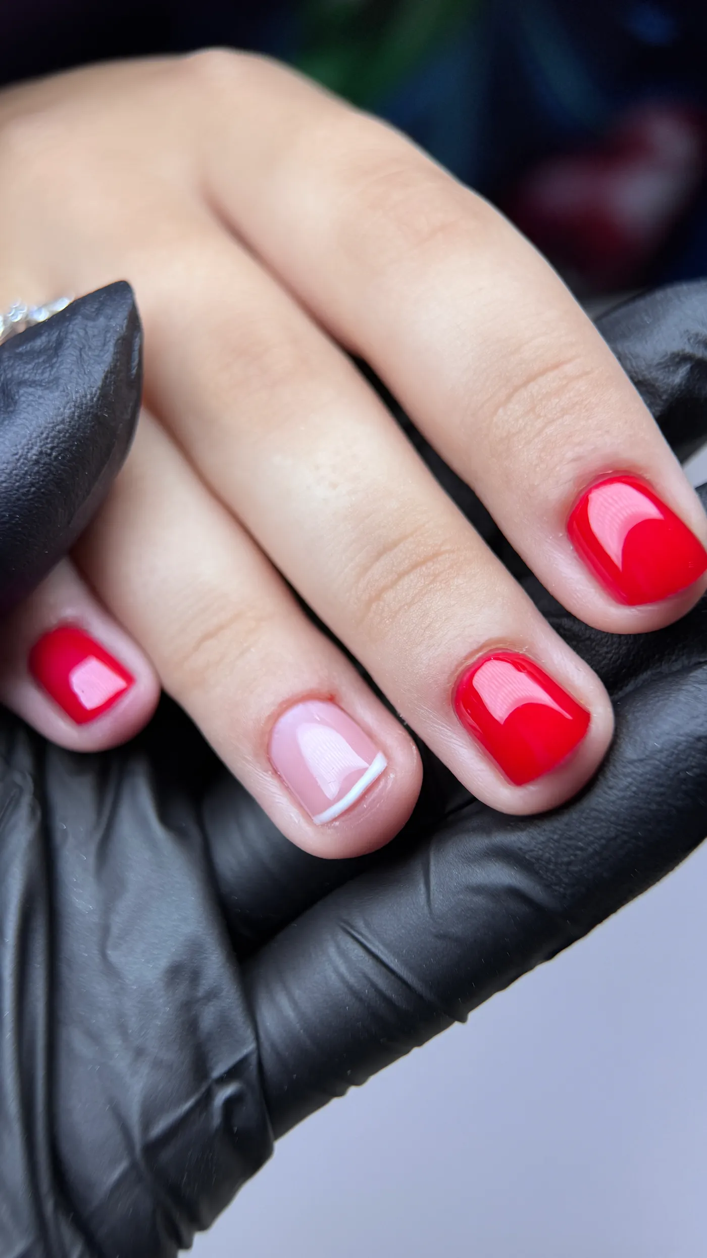 Czerwone paznokcie hybrydowe z białym akcentem — OZAYA Nails Kraków