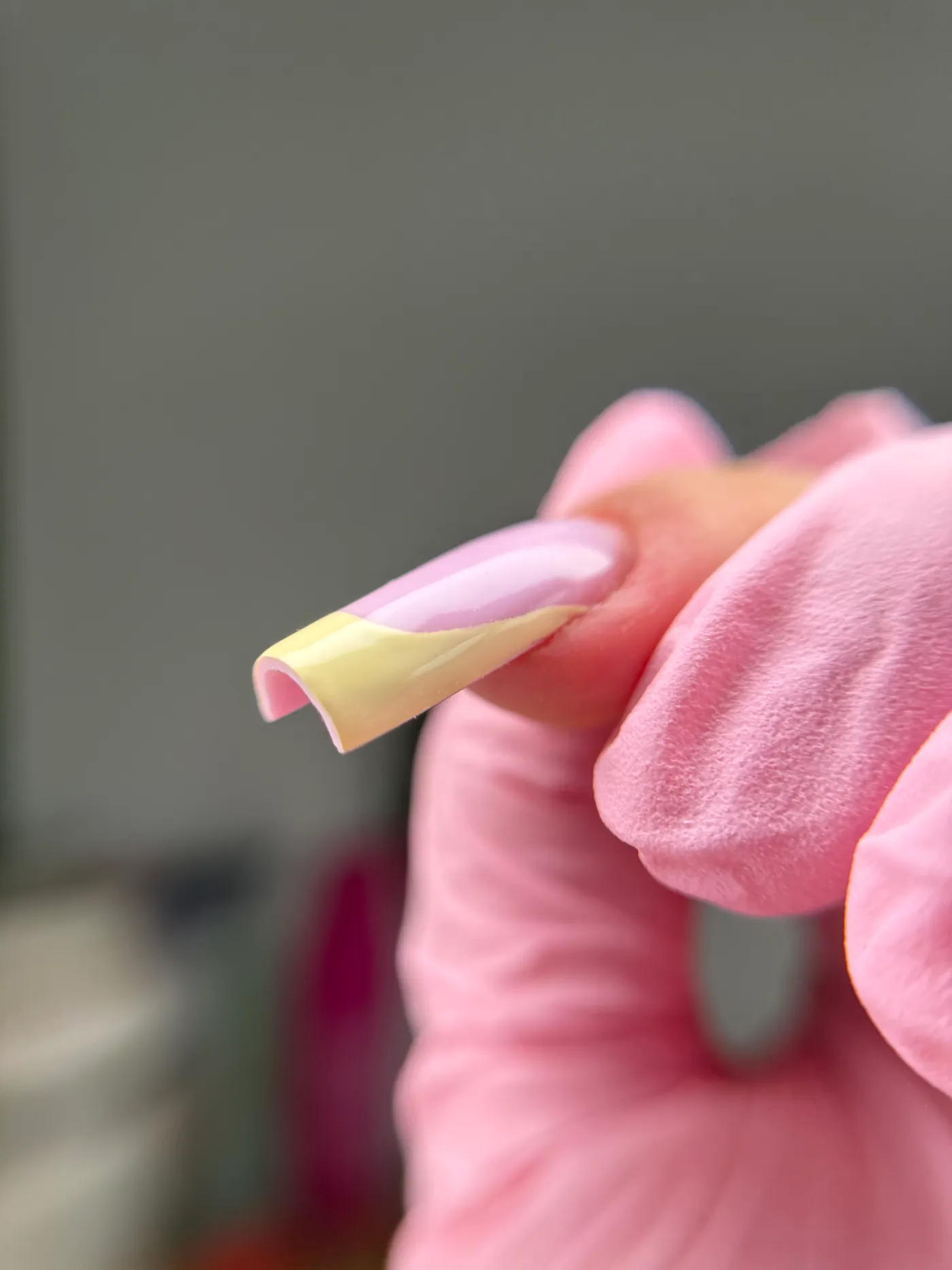 Pastelowy różowo-żółty french na przedłużanych paznokciach żelowych — OZAYA Nails Kraków